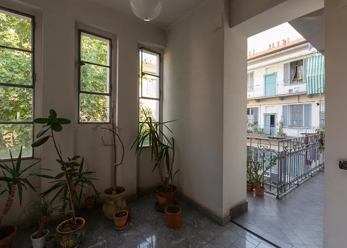 Guesthost - Garibaldi & Isola District Functional Апартаменты *